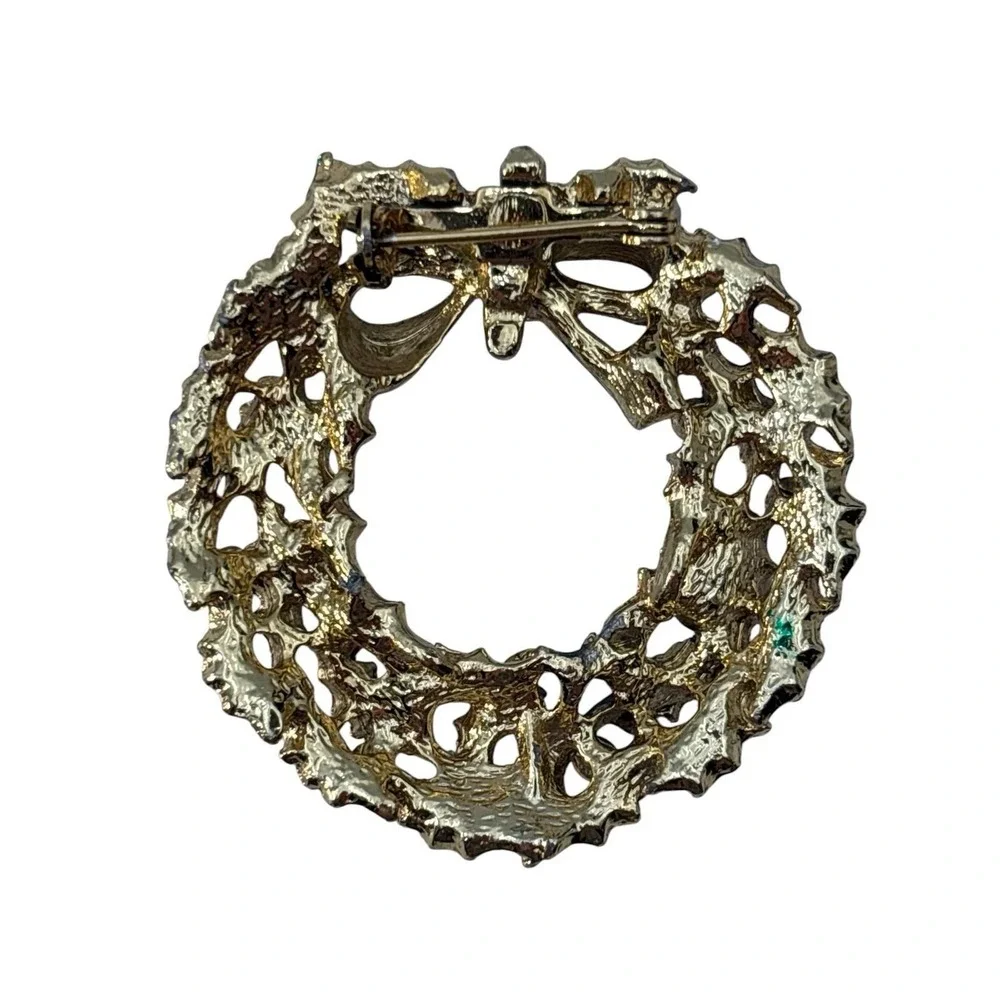 Vintage Gold Tone Red Green Enamel Christmas Decorated Holiday Wreath Brooch Pin